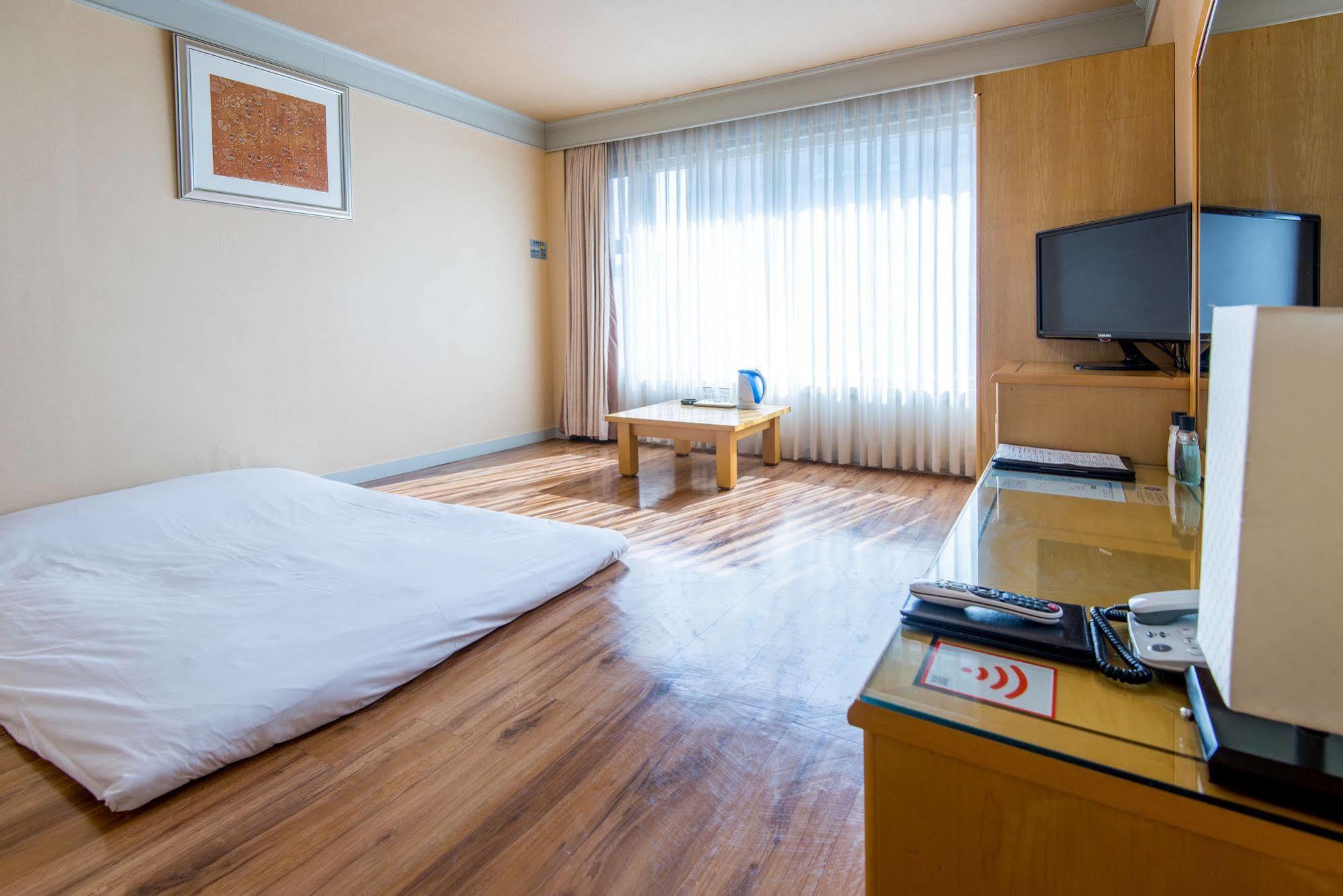 Hawaii Hotel Jeju Bagian luar foto