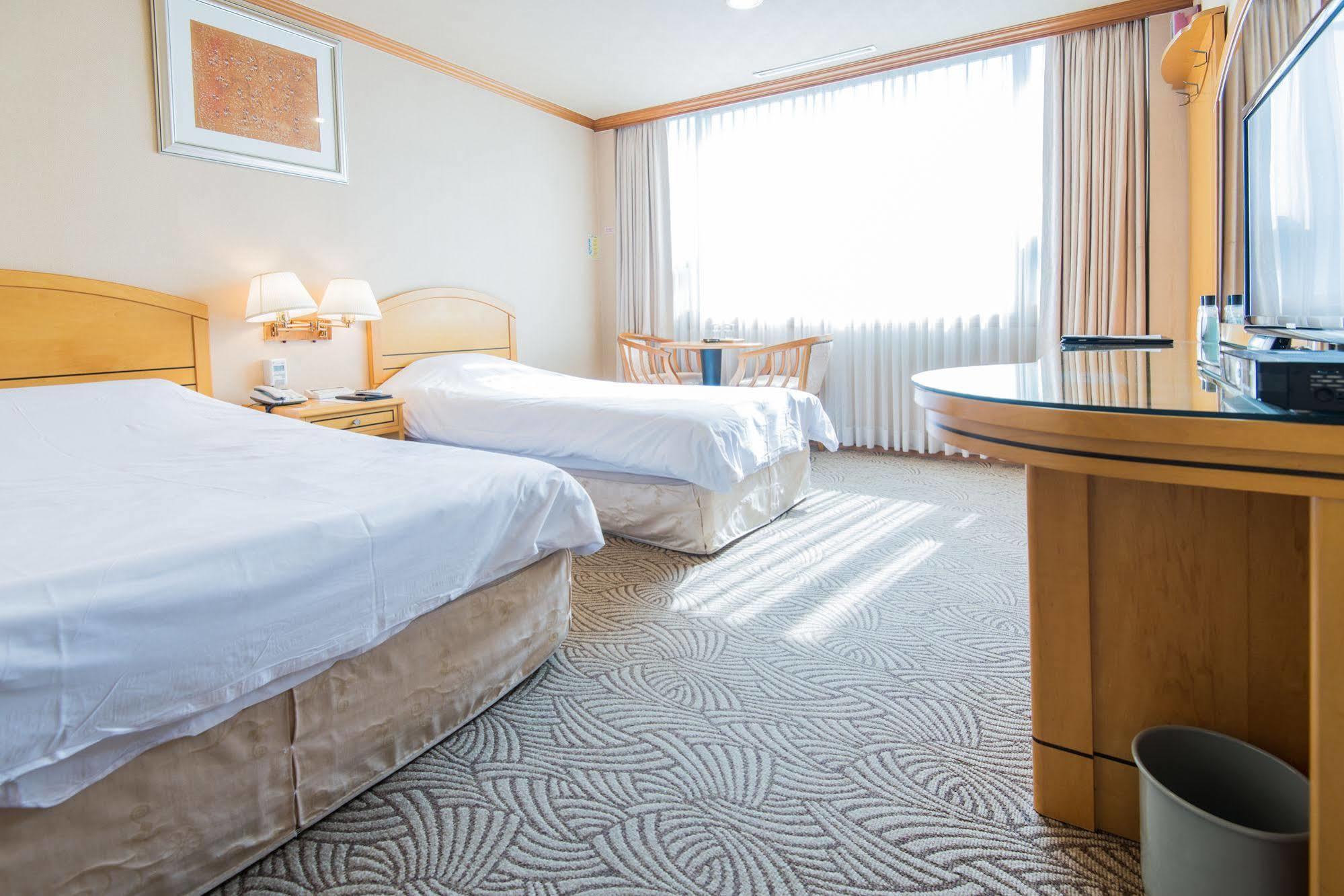 Hawaii Hotel Jeju Bagian luar foto